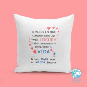 Cojín personalizado 'A veces lo que comienza como una simple locura puede convertirse en lo mejor de tu vida'