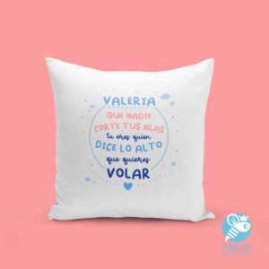 Cojín 'Que nadie corte tus alas tú eres quién dice lo alto que quieres volar'