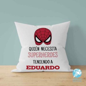 Cojín 'Quien necesita superhéroes'