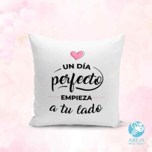 Cojín 'Un día perfecto comienza a tu lado'