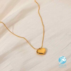 Collar con colgante en forma de corazón