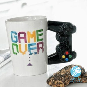 Taza con diseño de mando Game Over