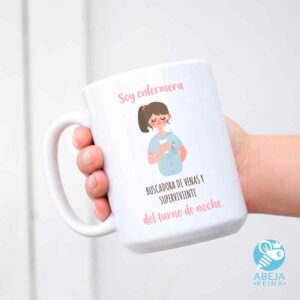 Taza 'Soy enfermera buscadora de venas y superviviente del turno noche'